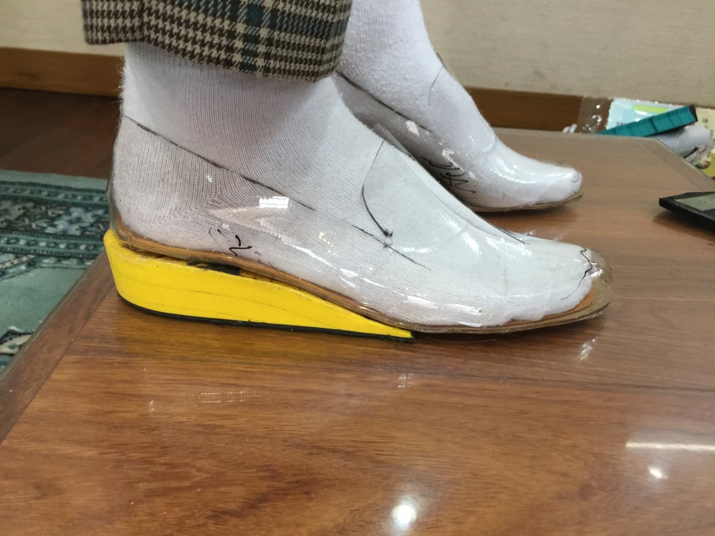 チェックシューズ